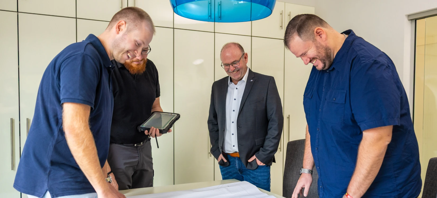 Inhaber Lukas Peter und Torsten Peter besprechen sich mit einem Tablet