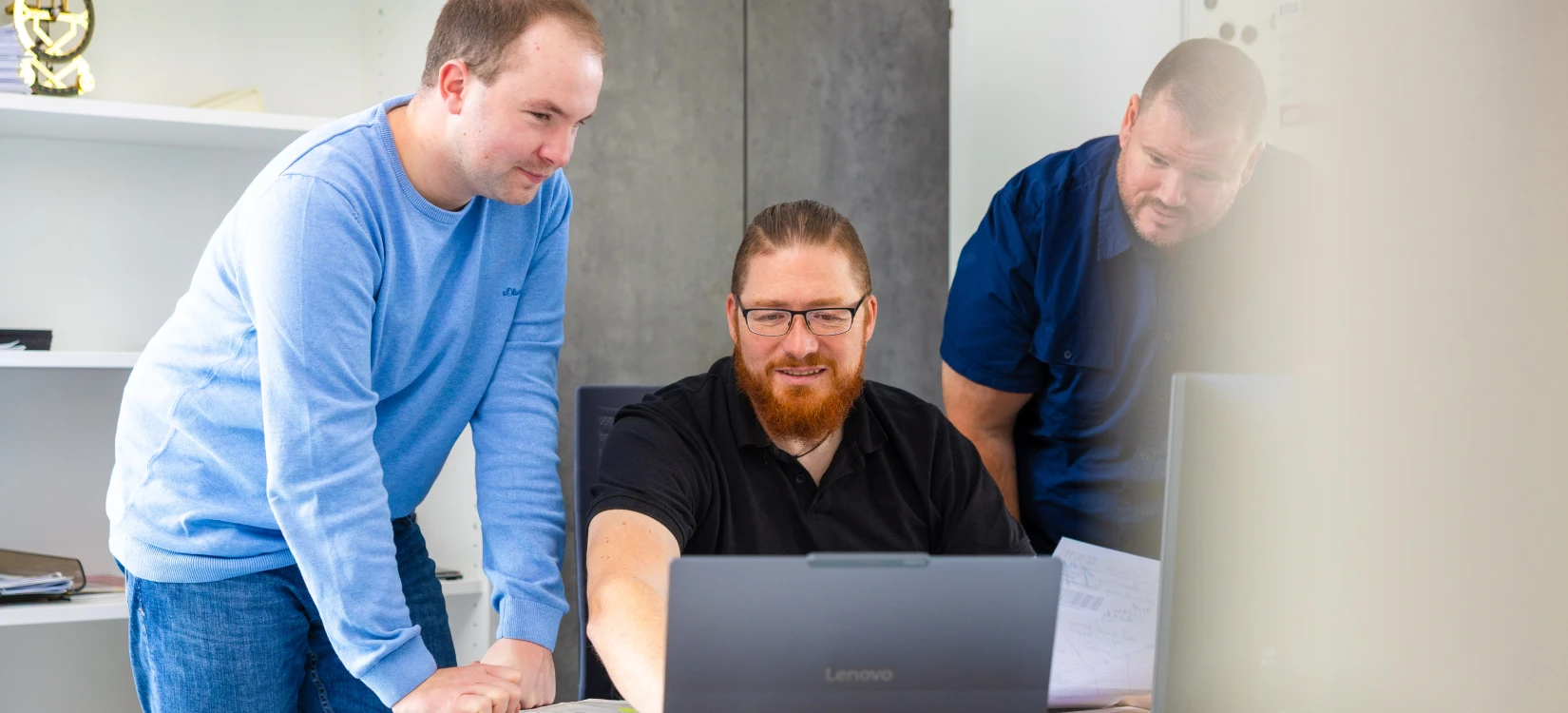 Lukas Peter & Torsten Peter Inhaber Lukas Peter und Torsten Peter besprechen sich mit einem Tablet