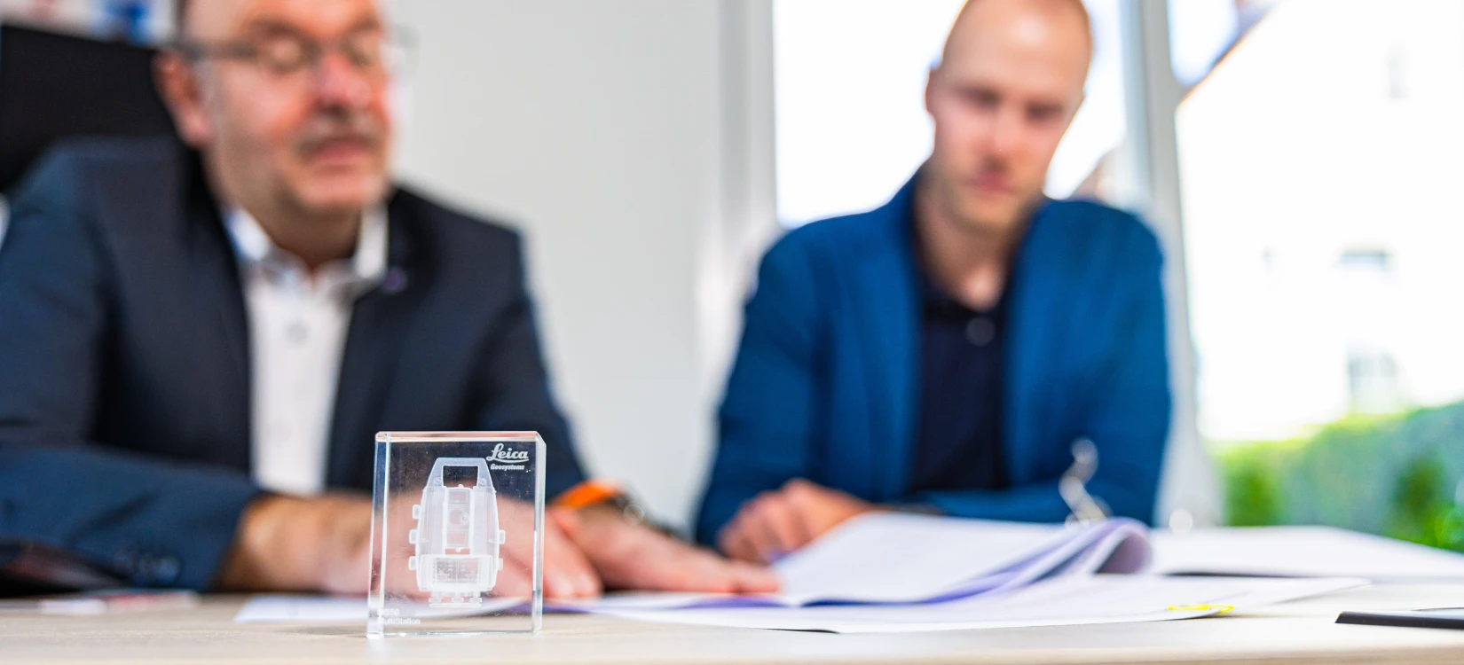 Lukas Peter & Torsten Peter Inhaber Lukas Peter und Torsten Peter besprechen sich mit einem Tablet